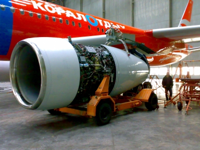 Установка двигателя ПС-90А2 на крыло Ту-204-100 перед летными испытаниями. ЗАО «Авиастар-СП»